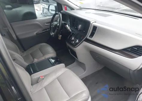 2019 Toyota Sienna Xle 8 Passenger z USA, uszkodzony, nr VIN 5TDYZ3DCXKS979976